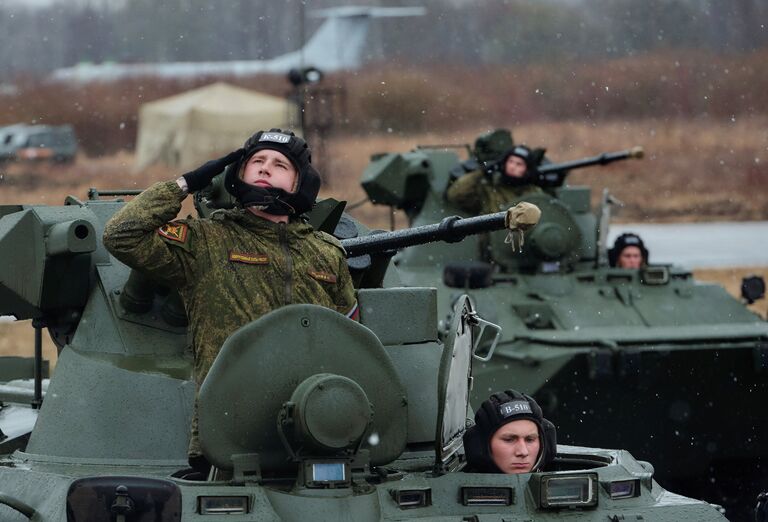 БТР-82А механизированной колонны войск Западного военного округа (ЗВО) во время тренировки к военному параду, посвященному 71-й годовщине Победы в Великой Отечественной войне, на аэродроме города Пушкина