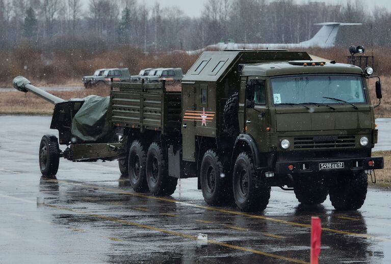 152-мм пушка-гаубица Д-20 механизированной колонны войск Западного военного округа (ЗВО) во время тренировки к военному параду, посвященному 71-й годовщине Победы в Великой Отечественной войне, на аэродроме города Пушкина