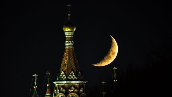 Луна над собором Василия Блаженного на Красной площади