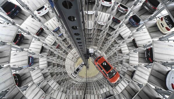 Башня доставки автомобилей на заводе немецкого автопроизводителя Volkswagen в Вольфсбурге, Германия. Апрель 2016