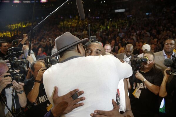 Игрок Лос-Анджелес Лейкерс Кобе Брайант обнимает своего товарища по команде после матча с Ютой