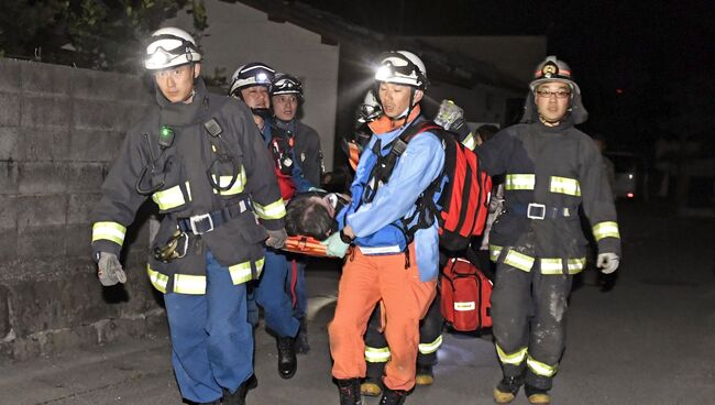 Спасатели работают на месте землетрясения на японском острове Кюсю