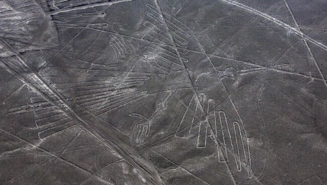 Геоглиф Кондора на плато Наска в Перу. Архивное фото