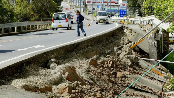 Разрушенная автодорога в результате землетрясения в Японии. Кумамото, Япония. Апрель 2016. Архивное фото
