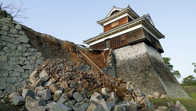 Поврежденная в результате землетрясения стена замка Кумамото в Японии. Апрель 2016. Архивное фото