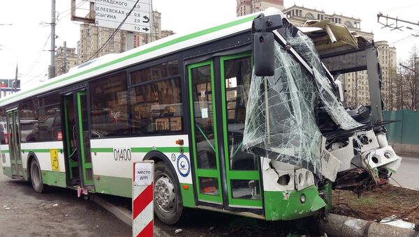 Автобус, врезавшийся в столб на Площади Индиры Ганди в Москве