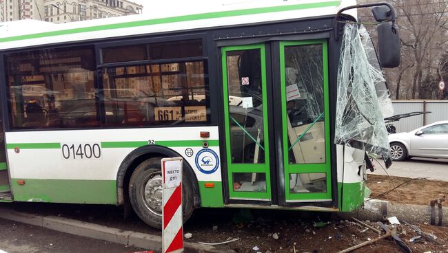 Автобус, врезавшийся в столб на Площади Индиры Ганди в Москве