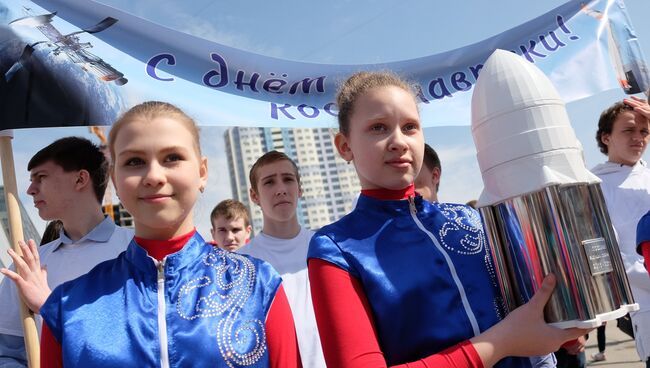 Участники акции, посвященной 55-летию полета человека в космос, на площади имени Д. И. Козлова в Самаре