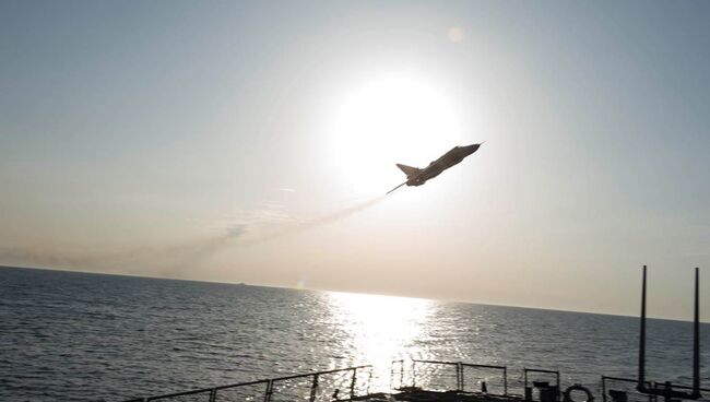 Су-24 пролетает рядом эсминцем USS Donald Cook. Архивное фото