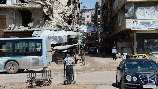 Местные жители продолжают жить в разрушенных домах в районе Салах-ад-дин в Алеппо. Архивное фото