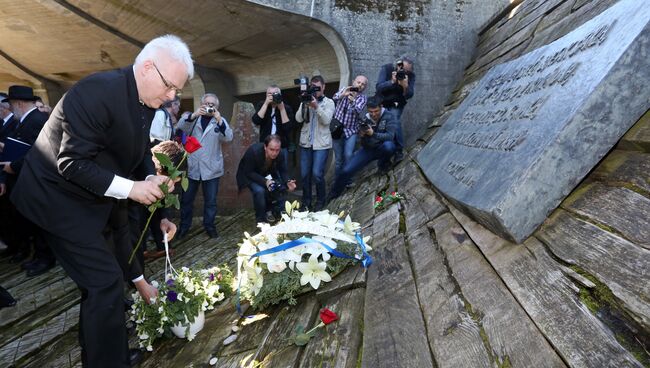 Экс-президент Хорватии Иво Йосипович возлагает цветы на мемориале в бывшем концлагере Ясеновац, Хорватия