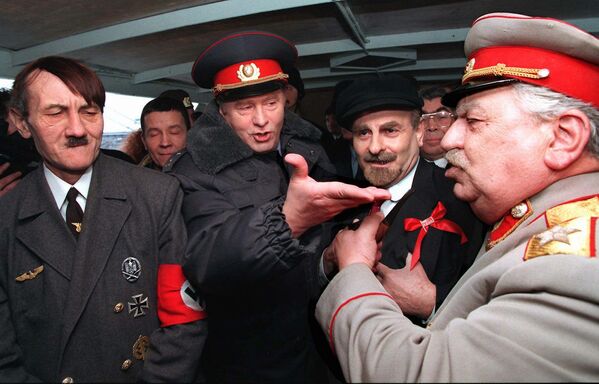 Лидер ЛДПР Владимир Жириновский с двойниками исторических личностей принимает участие в съемках комедийной передачи