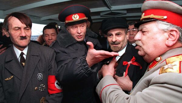 Лидер ЛДПР Владимир Жириновский с двойниками исторических личностей принимает участие в съемках комедийной передачи