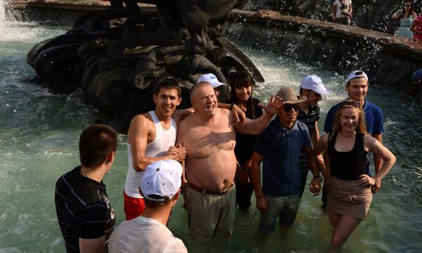 Лидер ЛДПР Владимир Жириновский в фонтане на Манежной площади в Москве