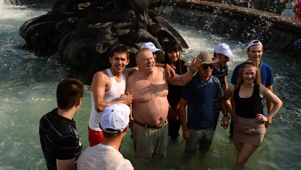 Лидер ЛДПР Владимир Жириновский в фонтане на Манежной площади в Москве