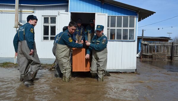 Сотрудники МЧС ведут работу по ликвидации паводка в городе Ишим. Архивное фото