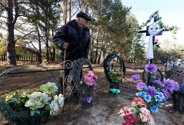 Иван Шаменок на могиле своего брата в зоне отчуждения Чернобыльской АЭС