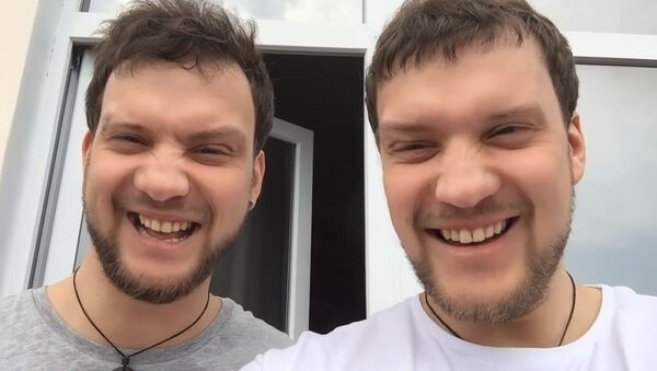 Братья-близнецы поменялись лицами