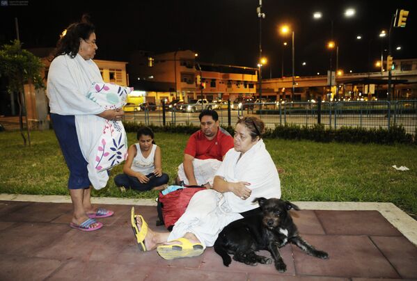 Местные жители в парке после землетрясения в Эквадоре