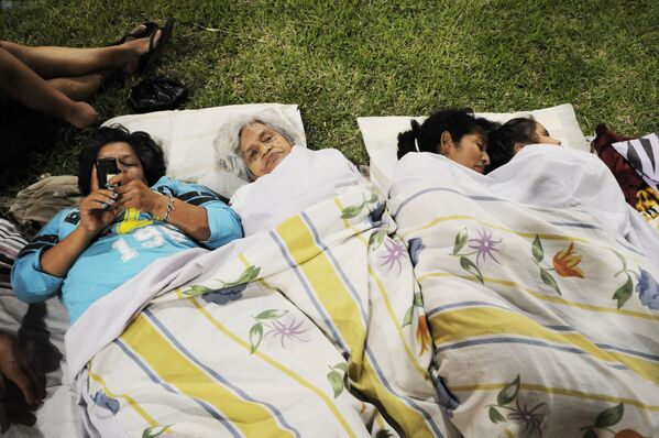 Местные жители ночуют в парке после землетрясения в Эквадоре