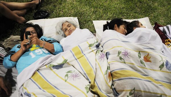 Местные жители ночуют в парке после землетрясения в Эквадоре. Архивное фото