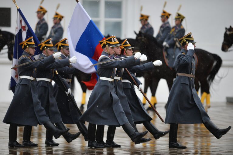 Военнослужащие Президентского полка во время церемонии развода пеших и конных караулов на Соборной площади Московского Кремля