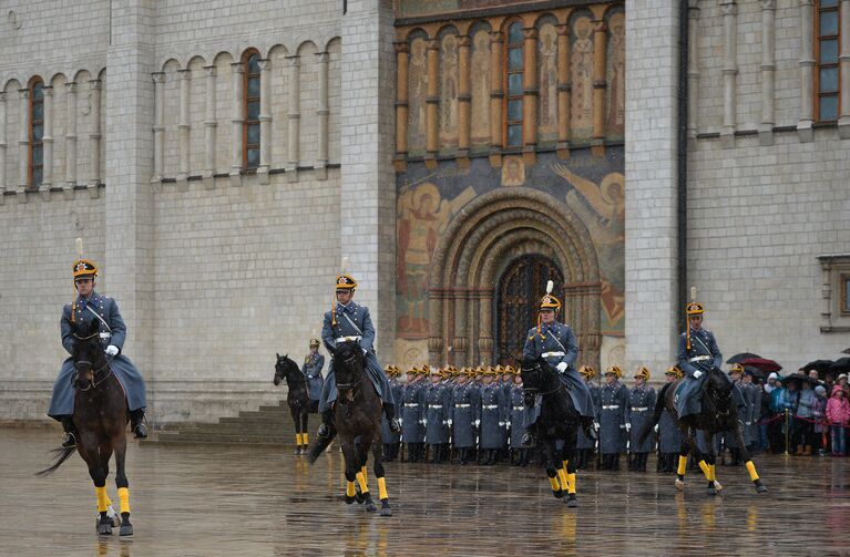 Военнослужащие Президентского полка во время церемонии развода пеших и конных караулов на Соборной площади Московского Кремля