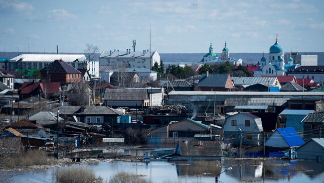 Частные дома в городе Ишим Тюменской области, подтопленные в результате сильного поднятия воды в реках Ишим и Карасуль. Архивное фото