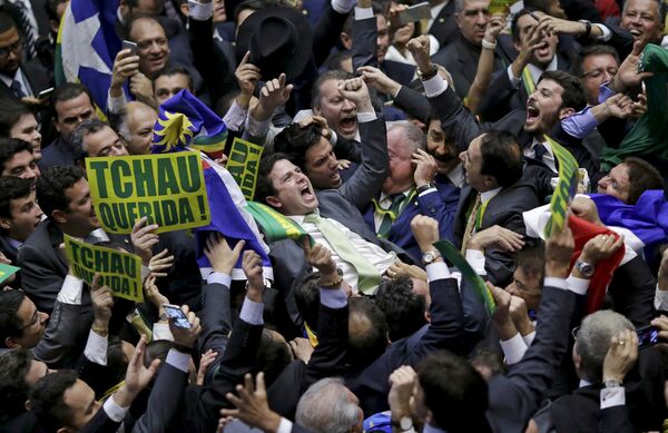 Палата депутатов радаются голосам достаточным для импичмента президента Бразилии Дилмы Руссефф