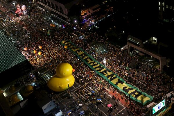 Акция протеста против президента Бразилии Дилмы Роуссефф в Сан-Паулу