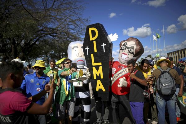 Акция протеста против президента Бразилии Дилмы Руссефф