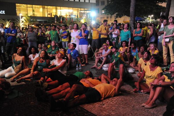 Сторонники импичмента президента Бразилии Дилмы Руссефф следят за голосованием