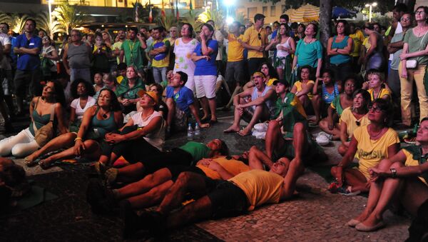 Сторонники импичмента президента Бразилии Дилмы Руссефф следят за голосованием