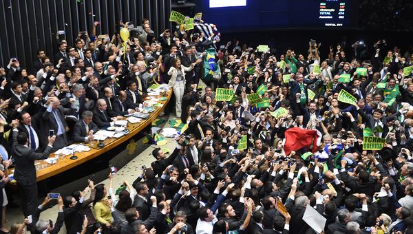 Палата депутатов радаются голосам достаточным для импичмента президента Бразилии Дилмы Роуссефф