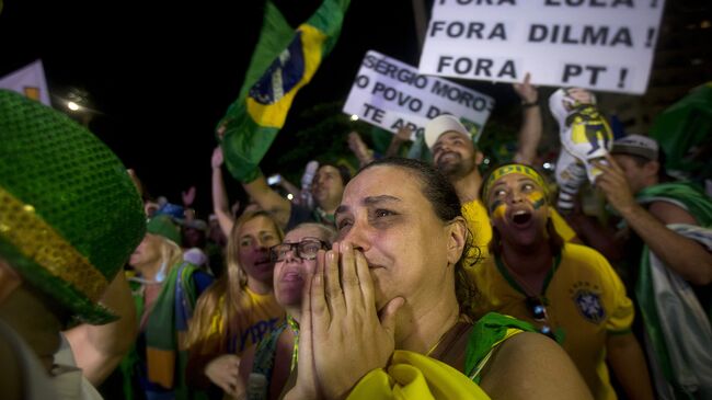 Антиправительственные демонстранты в Рио-де-Жанейро, Бразилия