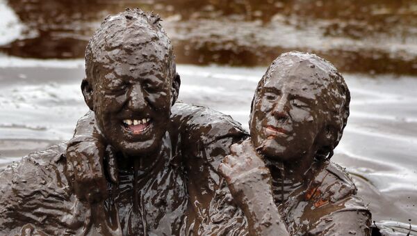 Участники соревнований Mud Madness в Северной Ирландии