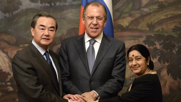 Министр иностранных дел Китая Ван И, министр иностранных дел России Сергей Лавров и министр иностранных дел Индии Сушма Сварадж