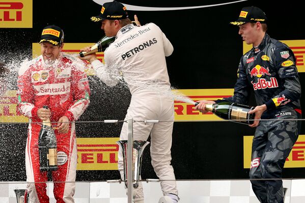 Пилоты Себастьян Феттель, Нико Росберг и Даниил Квят празднуют победу в Гран-при Формула-1 в Китае
