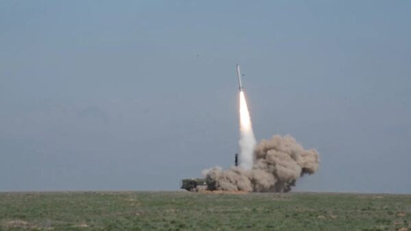 Запуск ракеты комплексом Искандер-М и воронка на месте поражения цели Запуск ракеты комплексом Искандер-М и воронка на месте поражения цели