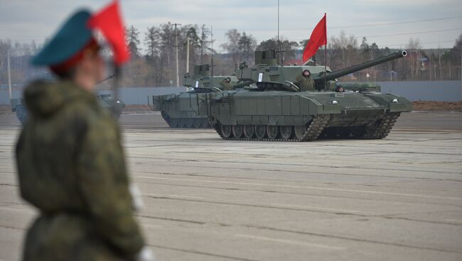 Танки Армата механизированной колонны войск Московского гарнизона Центрального военного округа. Архивное фото