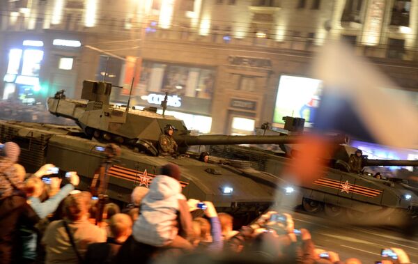 Танки на гусеничной платформе Т-14 Армата во время репетиции военного парада в Москве
