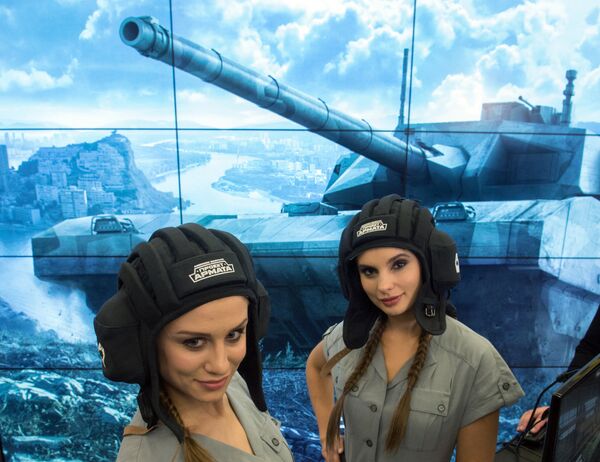 Девушки в шлемофонах у стенда Проект Армата на выставке первого российского форума Интернет Экономика