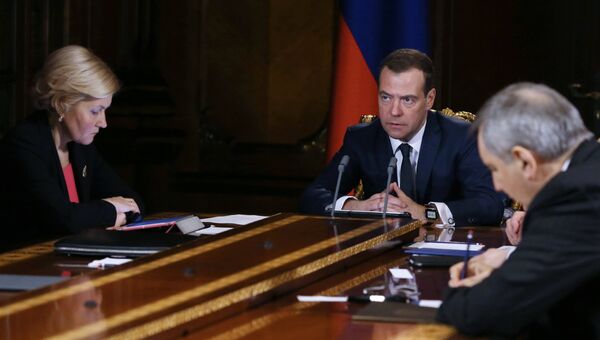 Председатель правительства РФ Дмитрий Медведев проводит в подмосковной резиденции Горки совещание с вице-премьерами РФ.