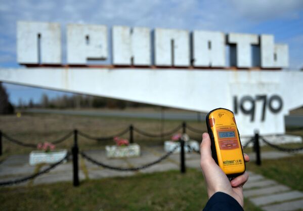 Замер радиационного фона в эвакуированном после аварии на ЧАЭС городе Припять в Чернобыльской Зоне Отчуждения