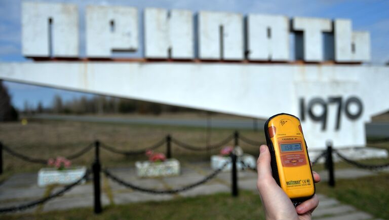 Замер радиационного фона в эвакуированном после аварии на ЧАЭС городе Припять в Чернобыльской Зоне Отчуждения