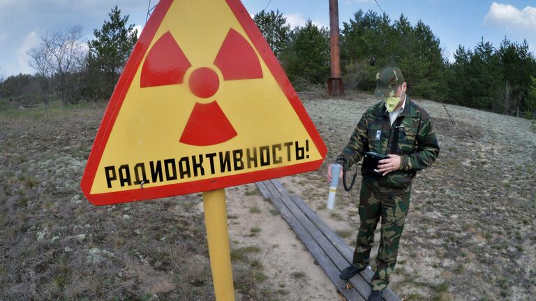 Сотрудник Полесского государственного радиационно-экологического заповедника проводит дозиметрическое обследование территории исследовательской станции Масаны, находящейся в секторе зоны отчуждения Чернобыльской АЭС в Белоруссии