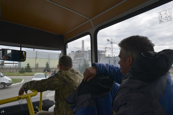 Рабочие в автобусе на строительной площадке возле четвертого блока Чернобыльской АЭС
