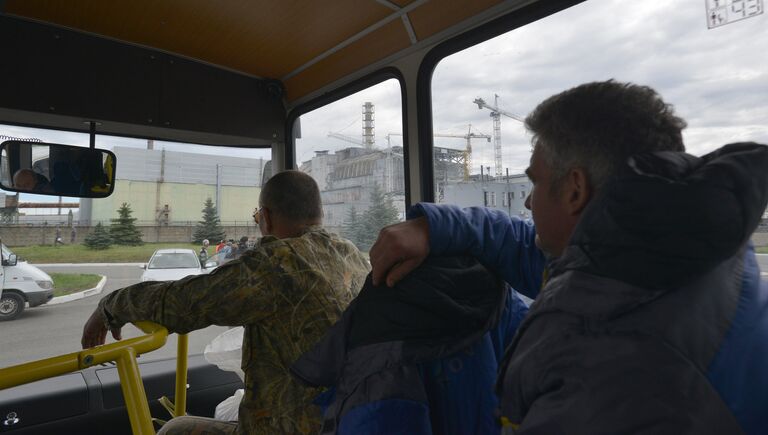 Рабочие в автобусе на строительной площадке возле четвертого блока Чернобыльской АЭС