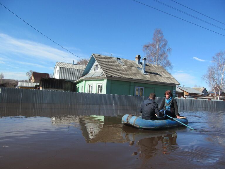 Люди на резиновой лодке во время паводка в Великом Устюге