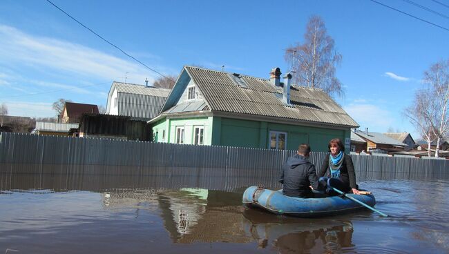 Люди на резиновой лодке во время паводка в Великом Устюге. Архивное фото